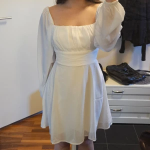 Studentklänning - Jättefin studentklänning från bubbleroom med lappar kvar🤍 Går att knyta i midjan så den sitter riktigt fint på kroppen💕 Den är slusåld på hemsidan, säljer då jag har hittat en annan