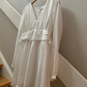 Balklänning ny - Stl 38, rymlig 