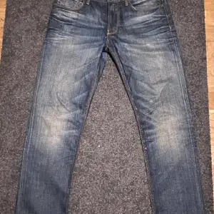 Säljer dessa feta jeans från Armani i sjukt bra skick. Najs Slim passform å härlig wash. Köpta på Nk för 2500 säljer för 750 (dunder pris) för frågor bilder skriv PM