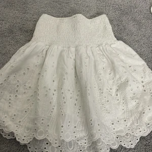 kjol med mönster 💕 - Jättefin kjol/tröja jag vet inte vart den är ifrån har köpt den utomlands. Man kan ha det både som en tröja och en kjol. Knappt använt, storlek xs men väldigt stretchig så passar s också 💕