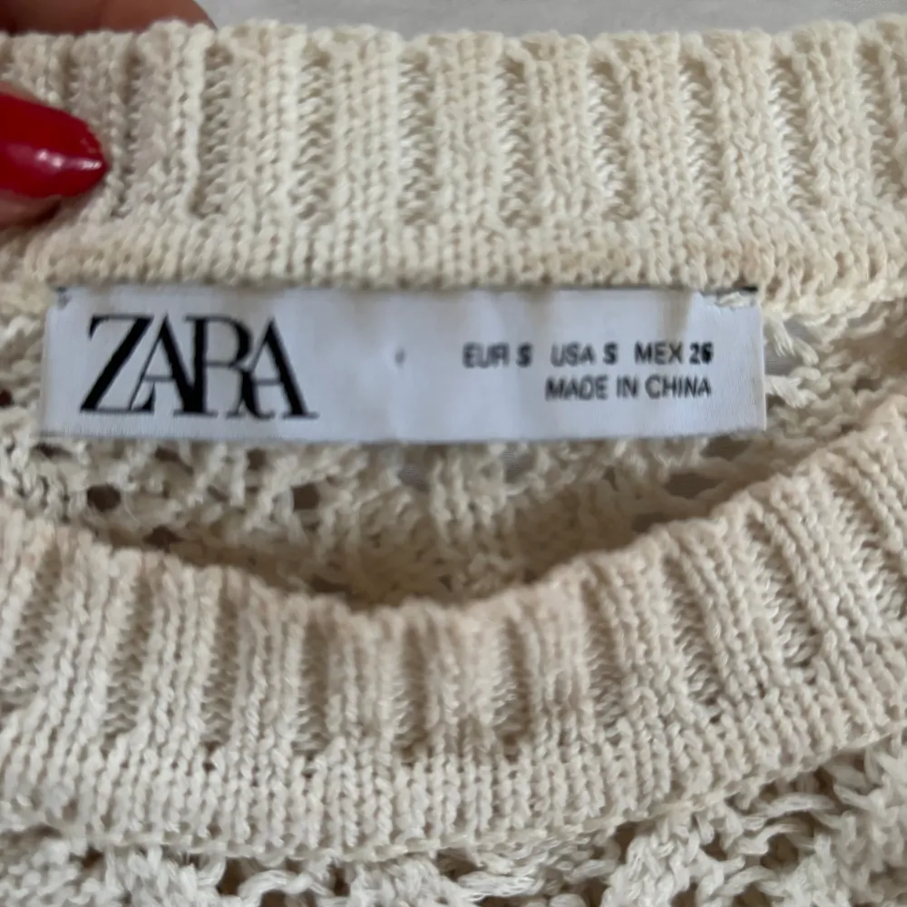 Säljer denna jättesöta toppen från Zara i storlek S. Använd bara några fåtal gånger! Nyskick . Blusar.
