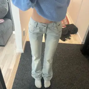 Säljer dessa sjukt snygga lågmidjade bootcut jeans som är helt nya med prislappen kvar!💓 skulle säga att de är storlek S
