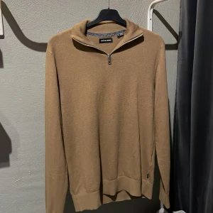 Halfzip från Jack& jonas  - En väldigt snygg o nästan ny halfzip från jack & jonas! Den är i storlek xs och minsta lilla fundering hör av dig bara👍