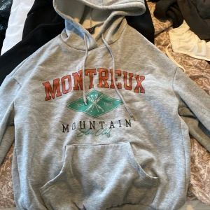 Hoodie  - Skön hoodie ifrån shein. Inte använd på ett tag. Har en fläck på sig som syns lite/ kan gå bort i tvätt 