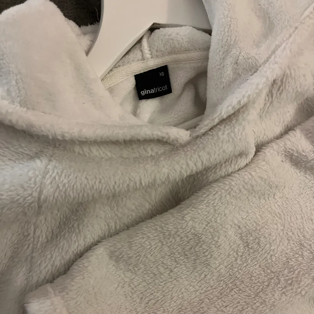 En vit hoodie i mjukt material från Ginatricot i strl XS!💓. Hoodies.