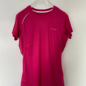 Tränings t-shirt - Figurnära tränings t-shirt. Tecken på användning finns i trycket men inga fläckar, fortfarande fräsch.  Material 100% polyester 