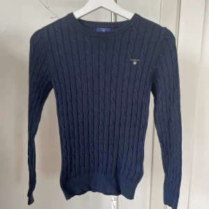Marinblå GANT tröja - Tveka inte på att höra av er för mer information💕
