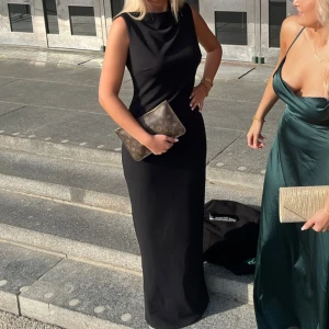 Balklänning  - Säljer min fina balklänning med djup öppen rygg ! Sååå snygg, använd en gång. Inga defekter. Kommer inte ihåg märket men från Australien tror jag det var. 