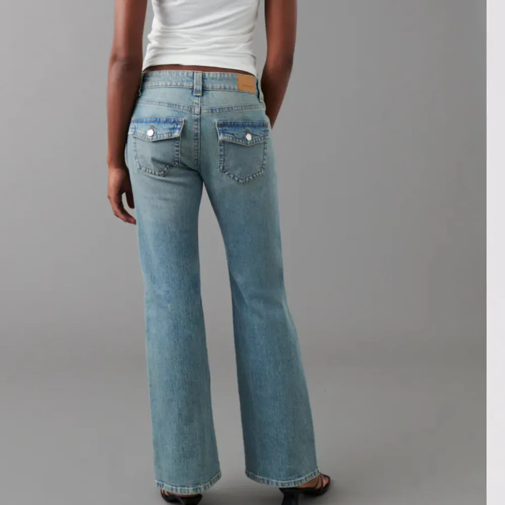 Säljer dessa låg midjade jeans från Gina tricot, skriv privat för egna bilder. Jeans & Byxor.
