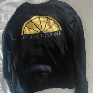 Acqua Limone tröja - Svart Acqua Limone sweatshirt. Köpt för 1100 kr. Pris kan diskuteras!