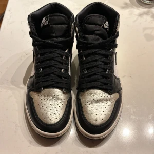 Jordan one high silver toe - 6/10 bra skick men har lite skrapor på skorna med fin lärder och tyg låda och extra snören finns med skriv för mer information 