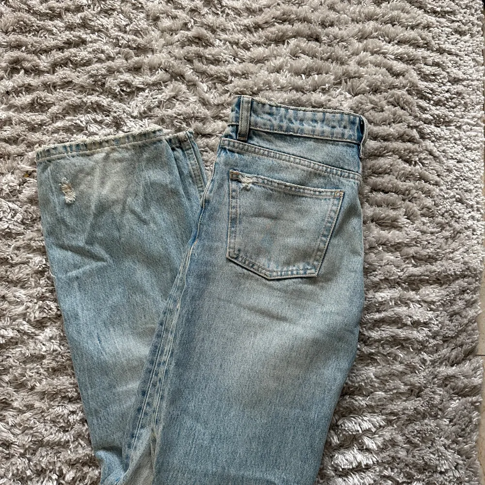 Super fina Zara jeans som är lågmidjade och utsvänga med snygga detaljer!!🔥🔥 I dessutom väldigt snyggt skick!!. Jeans & Byxor.