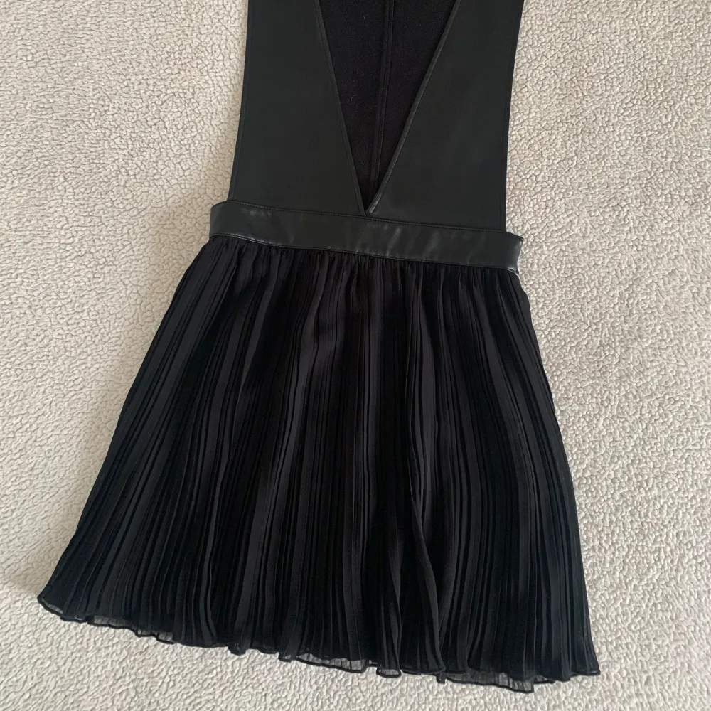 Otroligt snygg klänning från ZARA med plisserad kjol och överdel i skinn imitation. Använd endast i några timmar. I nyskick, utan anmärkningar. Snygg att styla över en skjorta! . Klänningar.