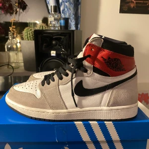 Jordan 1 High ”Light Smoke Grey” - Fina Jordan 1 Highs i bra skick. Ny pris (resell) på dessa ligger på 2-3 tusen. Skriv för flera bilder! (Låda medföljer ej)