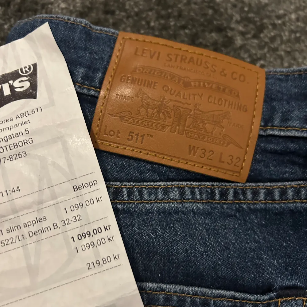 Ett par helt nya Levis jeans i modell 511 (slim fit), Aldrig använda så skicket är 10/10.  Nypris: 1099! Kvitto finns! Kontakta för fler bilder eller vid några funderingar.. Jeans & Byxor.