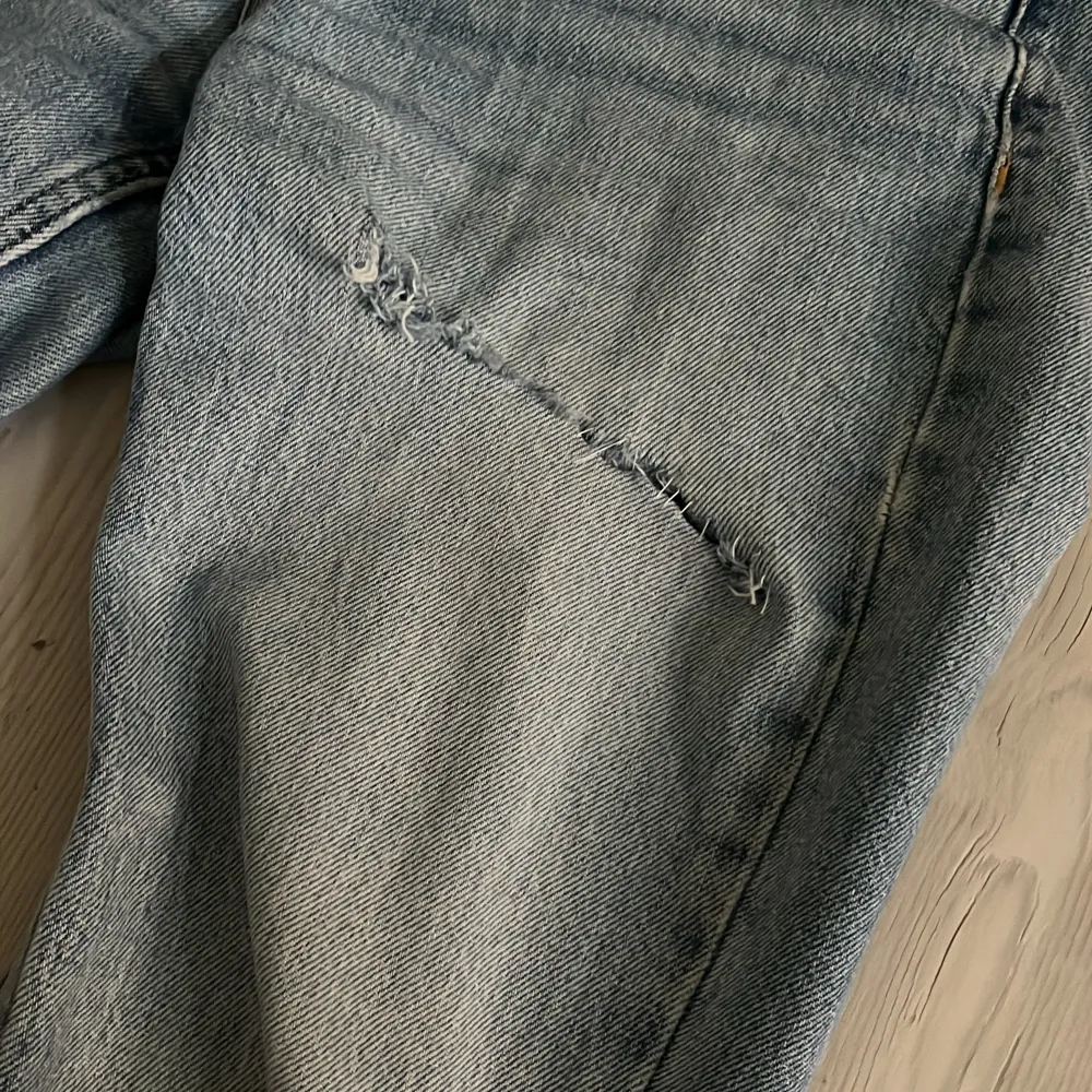 super snygga jeans som är mid waist 🥰🐆😇 enda defekt är att de är sytt över på låret men tycker att ser coolt och unikt ut!!!. Jeans & Byxor.