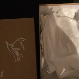 Loubs  - Riktigt bra skick finns inget kvitto dock men box o allt som finns på bilden finns att få med. Storlek 43