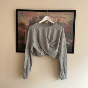 Grå, kort tröja i storlek M från SHEIN. Aldrig använd då den är för liten för mig. 🌸