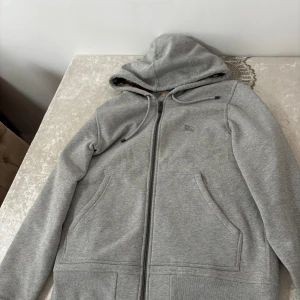 Burrbery hoodie - Hej jag säljer min burberry hoodi eftersom att jag inte har någon användning av den. Har bara testat den en gång annars har den stått i garderoben.