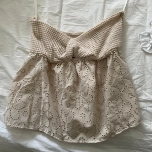 Bandeau topp beige  - En fin bandeau topp i beige💕 säljer för 99kr. Storlek M. Vid eventuella frågor skriv till mig i chatten💕