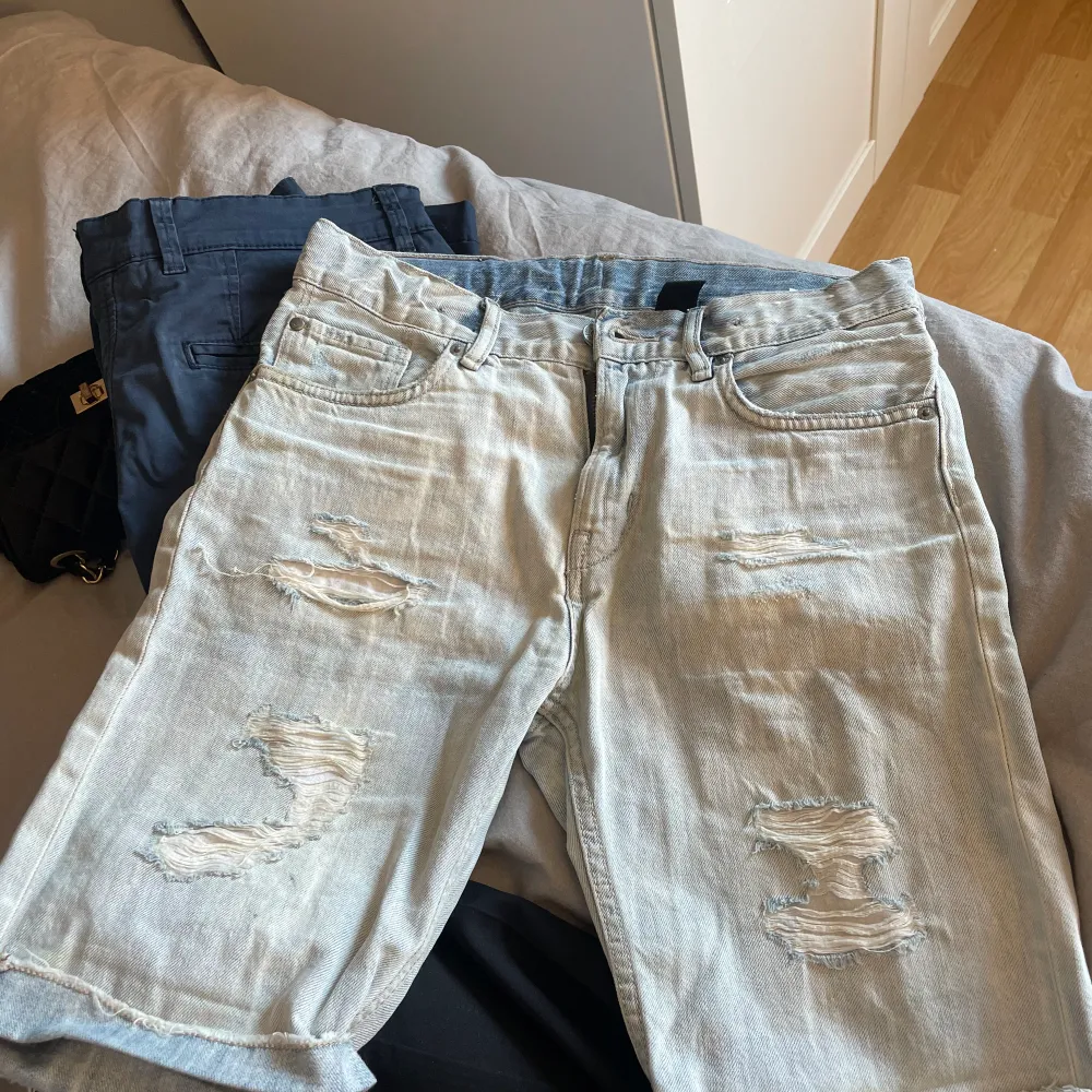 Ljusblåa jättefina jeans shorts. Dom är inte trasiga på något sätt. Storlek 152❤️. Shorts.