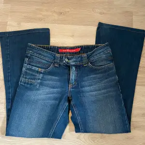 Säljer dessa vintage jeans som inte passar mig💞 de är i väldigt bra skick och har inga tecken på slitage! Mått rakt över midjan: 39cm. Innerbenslängd: 67cm Pris kan diskuteras🥰