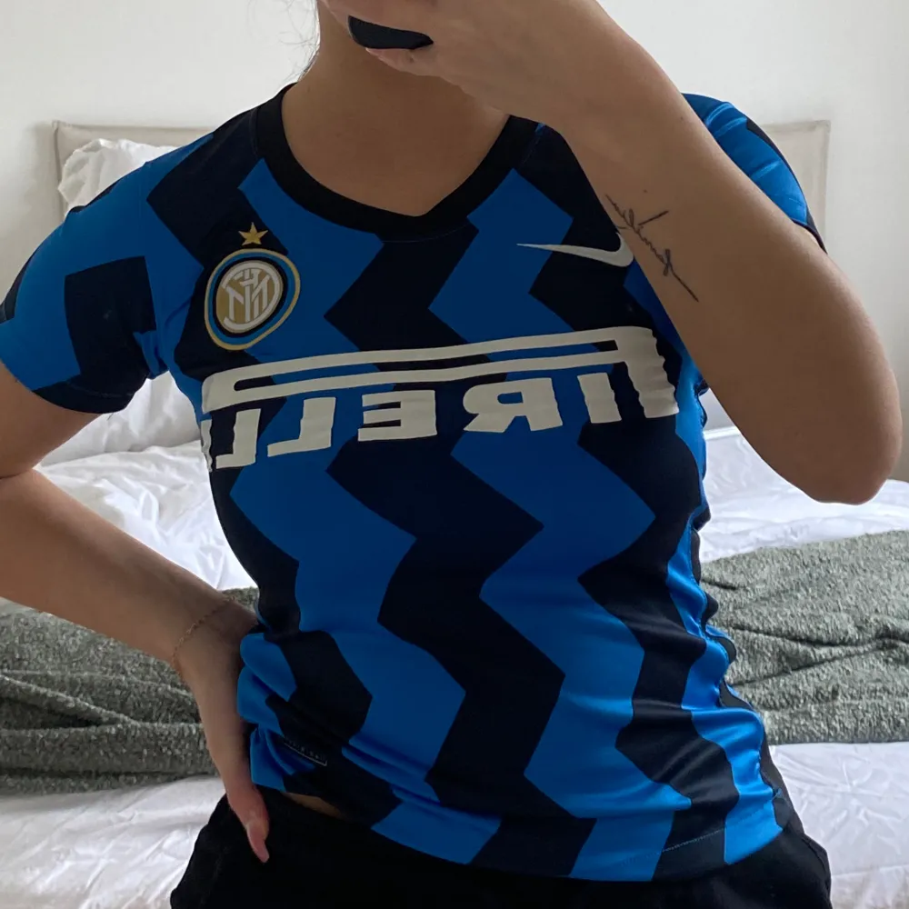 Inter tshirt i strl xs/s 150 Adidas tshirt i strl xs finns likadan fast i vit & strl S båda för 100 Sport bh S 70kr. Hoodies.