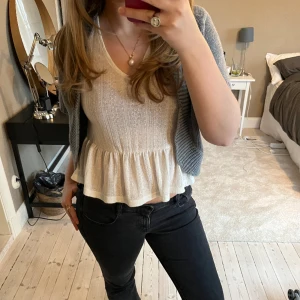 Topp - Supersöt vit topp💛 passar perfekt till sommaren och till fest