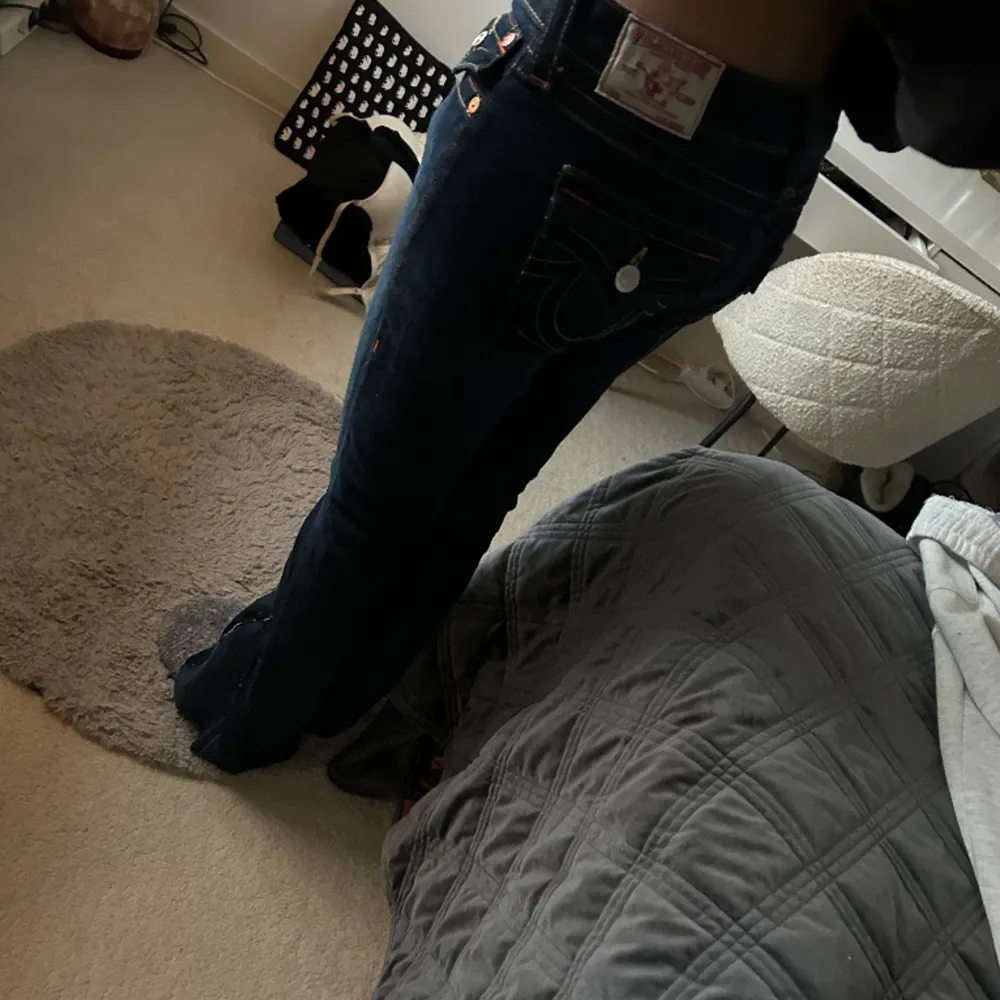 Säljer mina äkta true religion jeans som jag har sytt om till Boot cut (se bild 3). De är i väldigt fint skick, och är använda fåtal gånger 🤗kan tänka mig att gå ner i pris vid snabb affär så skicka gärna prisförslag då! Sitter som en S på mig! . Jeans & Byxor.