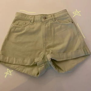 Ljusgröna shorts monki - Ljusgröna shorts från monki, bra inför sommaren 💚🌱