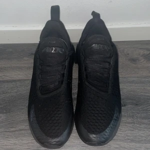 Nike 270 - Köpte dessa skor för, jag köpte dom för 1600kr men jag andvände inte dem för jag bytte stil. Säljer för 900kr men kan sänka för lägre . Kan skicka tydligare bilder om man vill