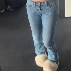 Ljusblåa jeans - Säljer dessa fina ljusblåa jeans från Levis med coola fickor. Säljer pga att de är precis förkorta för mig som är ca 168.