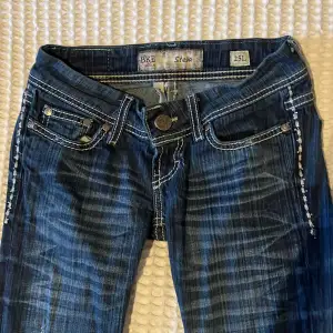suuuupersnygga jeans som inte kommer till användning längre🥲 de är i perfekt skick förutom ett hål som jag sytt ihop som inte syns! kan skicka bild❤️ mått: innerbenslängd 82cm o midja 34cm rakt över