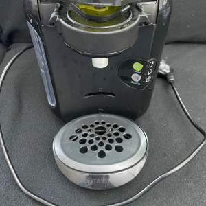 Kapsel kaffemaskin, jätte praktisk. Man sätter en kapseln inne och sedan muggen under maskinen. Klicka på knappen och man får sin morgon kaffe, cappuccino eller chai latte redo på några sekunder. 