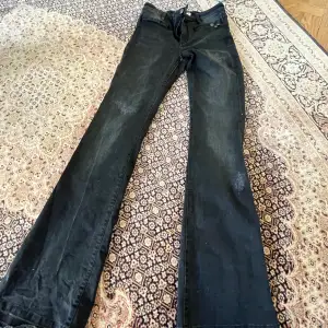 Lågmidjade bootcut jeans från Odd Molly🖤tryck gärna på köp nu!