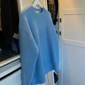 Ljusblå stickad tröja från Zara. Superfin till både byxor och klänning. Inte använd så många gånger, men något nopprig!❤️Stl S men oversized i storleken!🙌🏻😍
