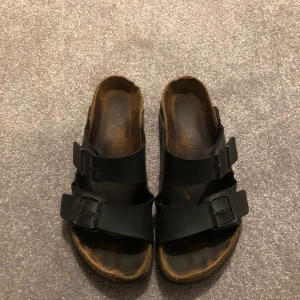Birkenstock Arizona - Birkenstock Arizona svarta. Välanvända, ner gångna  Mjukare än nya, Priset kan diskuteras 