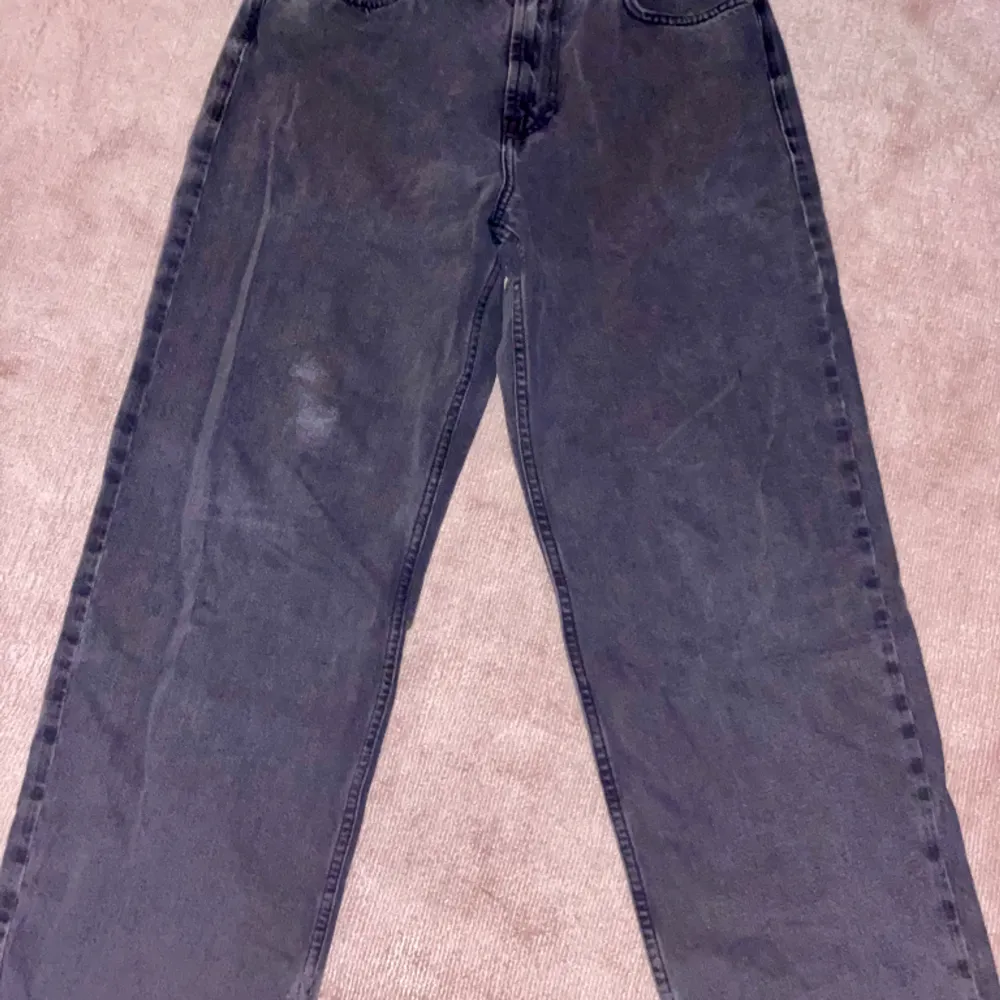 Dessa jeans har jag klippt av då byxorna var lite för långa. Detta går att fålla upp hos en skräddare. Längden på benen mätta på baksidan från linningen och ner är 100 cm, och från grenen ner till foten 71 cm. Klippa av och sy till shorts kanske?. Jeans & Byxor.