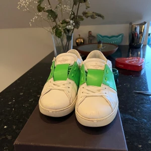 Valentino Open - Tja! Säljer dessa  lime gröna valentino open. De är inprincip omöjliga att få tag på längre. Äktehets bevis finns. Tar emot byten och pengar. Skriv i dm vid minsta fundering.