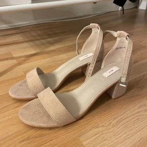 Klackskor - Säljer dessa beiga klackar ifrån Nelly då dom aldrig kommit till användning, alltså är dom i nyskick.  Ca 5/6 cm klack. Perfekta nu till sommaren :) 