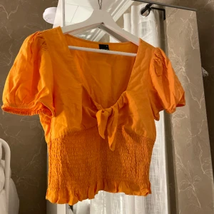 Topp - Fin topp perfekt till sommaren från Gina , ej kommit till användning! 