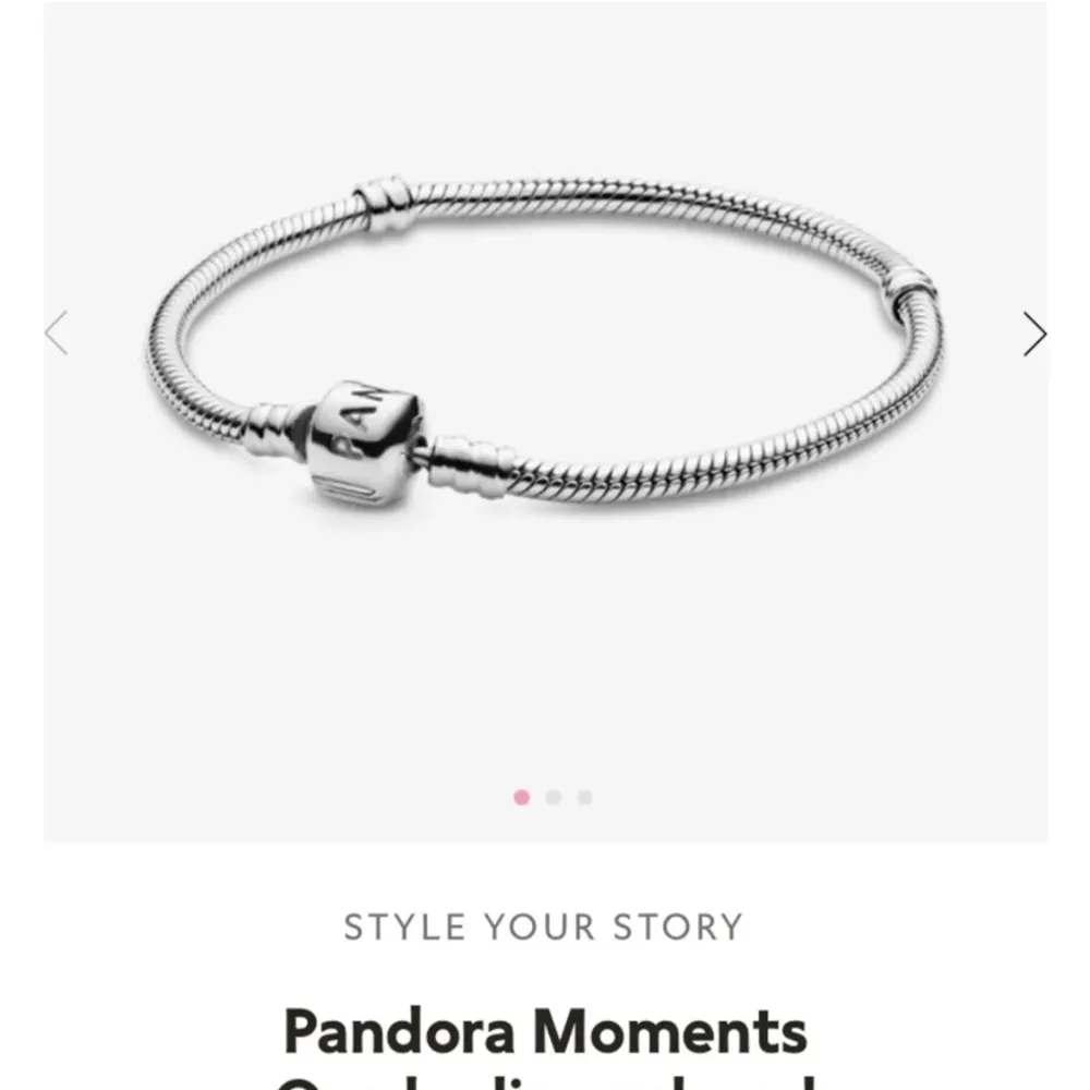 Säljer rostfritt Pandora armband i äkta silver med klacksko berlock. . Accessoarer.