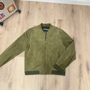 HERNO suede cardigan  - Riktigt fet herno suede (mocka) cardigan/jacka i grön. Nypris 8500 Passar L  Fitpic 183cm 78kg