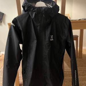 L.I.M Gore-Tex Jacket Women. Köpt på Haglöfs för 3000 kr. Liten i storlek enligt mig. Storlek M. Använd ca 2 gånger, så i nyskick. Säljer eftersom den är för liten på mig. Jackan är en vind och regnjacka, och är därför väldigt prasslig.  