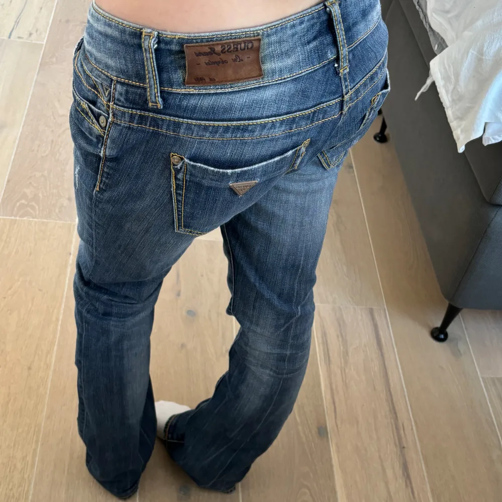 As snygga lågmidjade bootcut jeans ifrån guess!💓💓 midjemått: ca 37 Innerben: ca 80 Jag är 1,65💓 Pris kan diskuteras!. Jeans & Byxor.