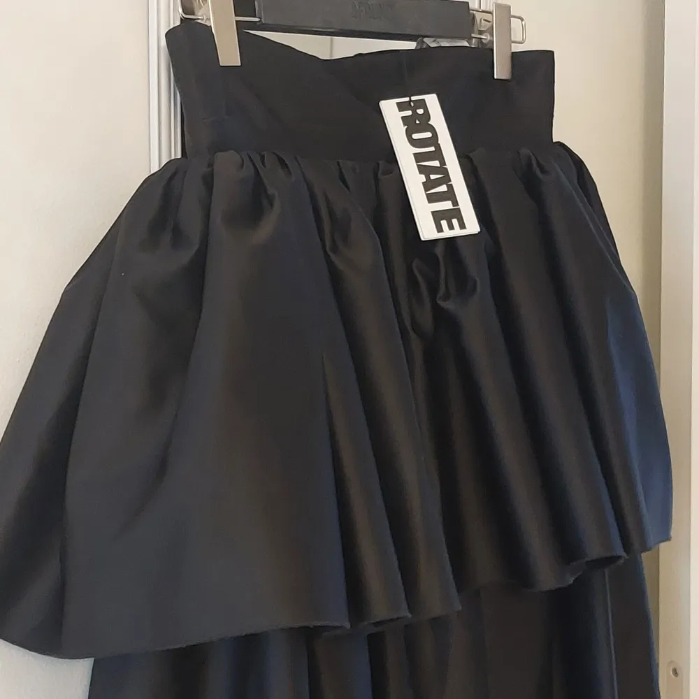 Unik Rotate klänning, modell Carmina, som är oanvänd med alla etiketter kvar. Den köptes för 2799 kr och säljs för 900. Jag säljer denna eftersom den är för liten! . Klänningar.
