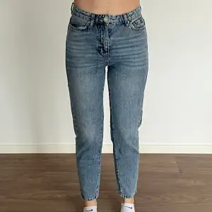 Blåa jeans från Ginatricot i storlek 34. Använda fåtal gånger.