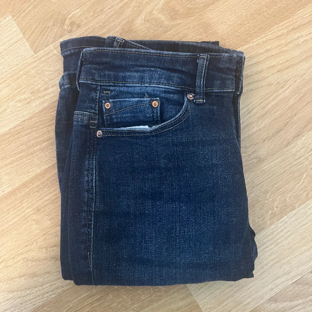 Hej! Säljer mina skitsnygga jeans med fina detaljer på bakfickorna! Det är bootcut och i nyskick då dom va lite för långa för mig. Inga defekter och är som nya. Är i storlek xs/32🤩. Jeans & Byxor.
