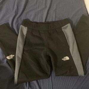 Svarta och mörk gråa north face byxor - Svarta och mörk gråa north face byxor. Säljer dem eftersom att dem är alldeles för små för mig. Skick 7/10