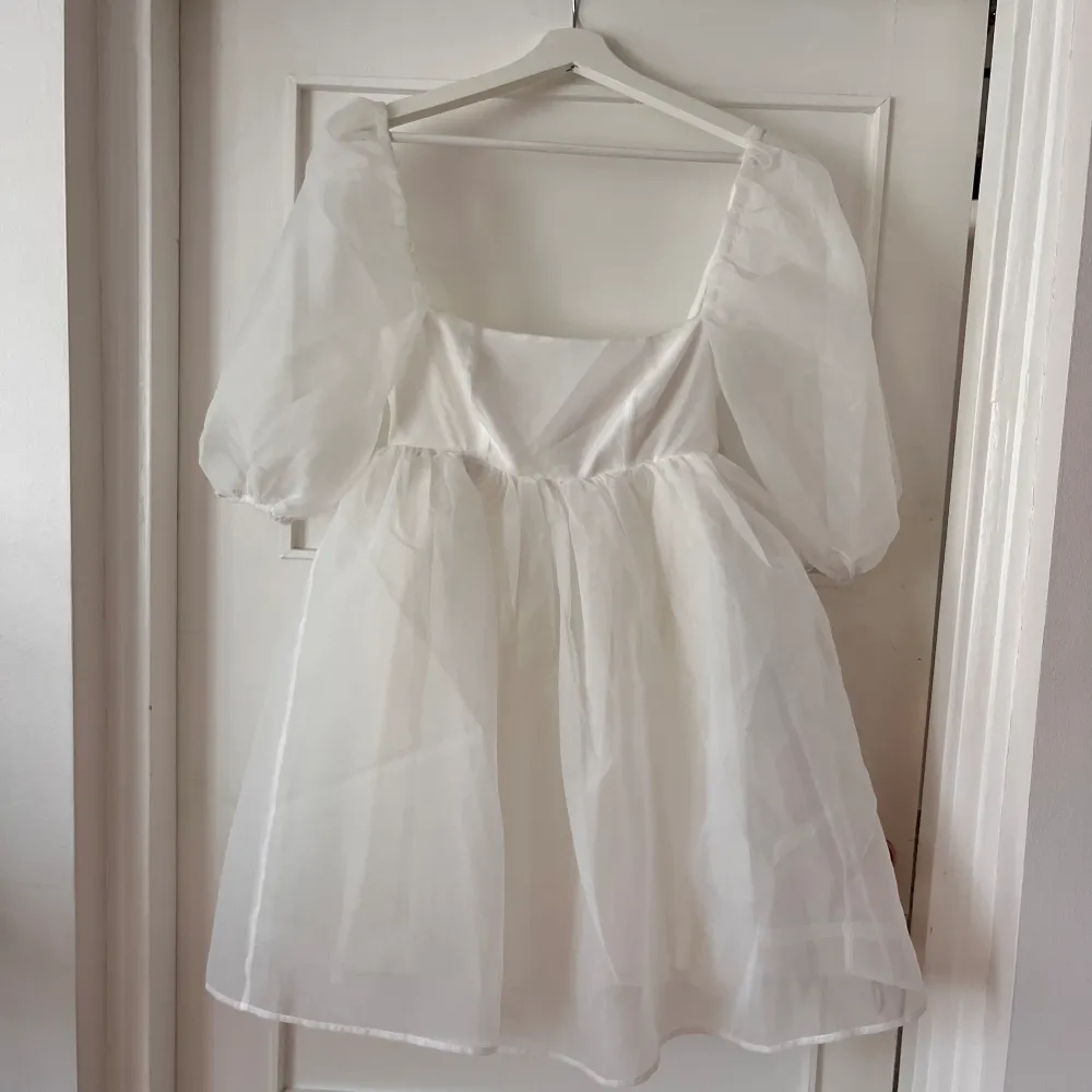 Superfin vit, puffig klänning från NA-KD. Storlek 34. Aldrig använd med prislappen fortfarande på.💗. Klänningar.